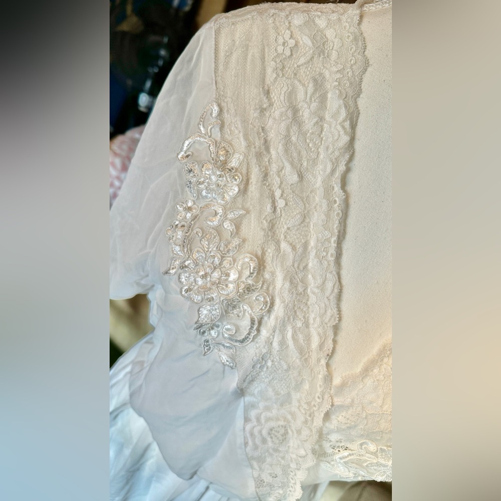 Elegant White Lace Robe - Picture 11 of 13